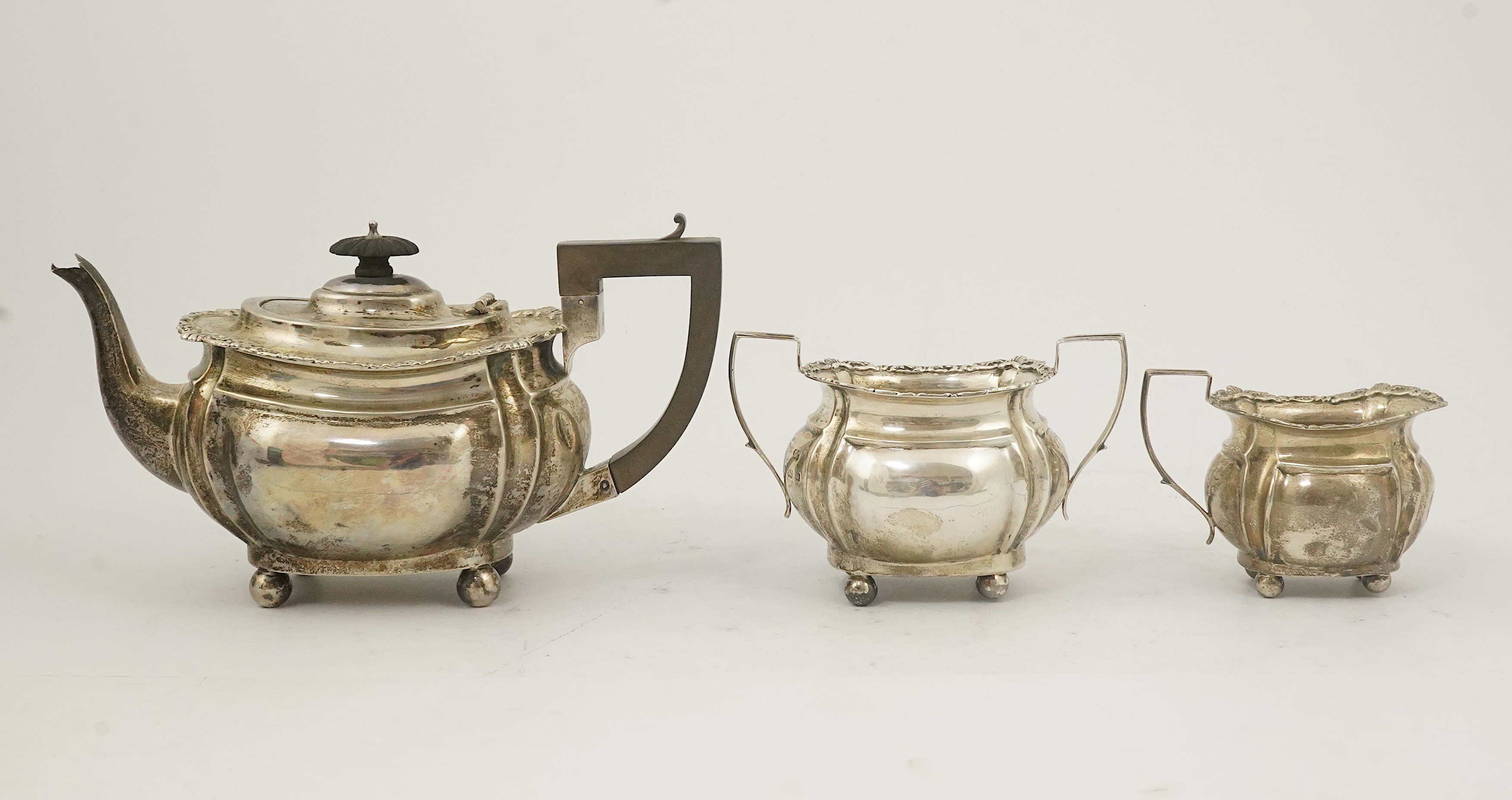 An Edwardian silver three piece tea set, by Thomas Hayes